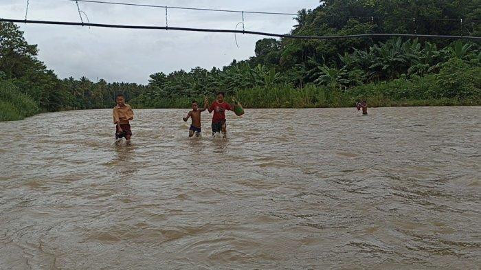 Para siswa asal Desa Blawuk NTT menyeberangi sungai untuk sampai ke sekolah/Net
