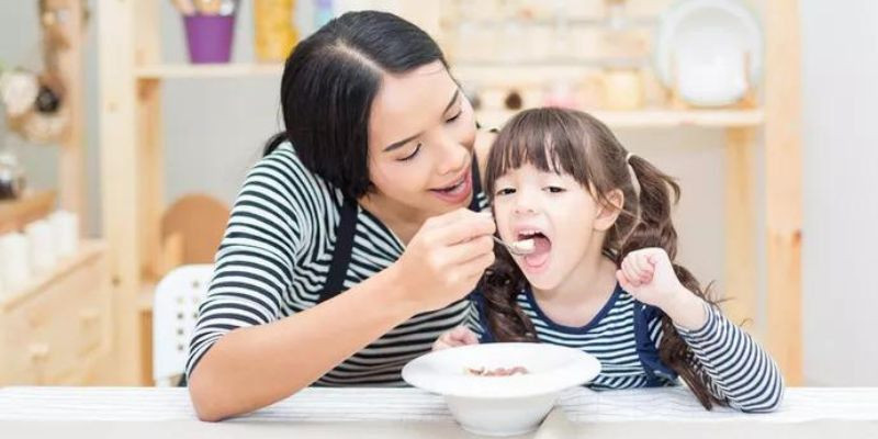 Ilustrasi anak makan sup/Net