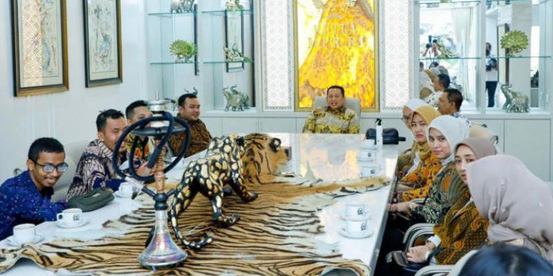 Foto Ketua MPR RI sedang duduk yang hiasan mejanya terdiri dari awetankulit harimau/Net