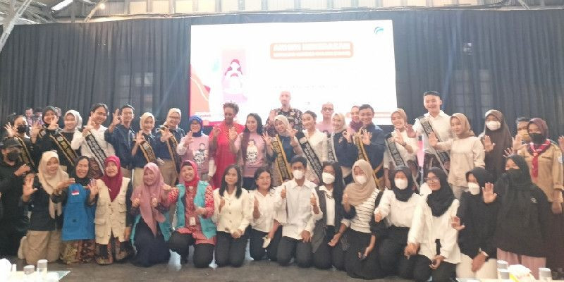 Menteri PPPA Bintang Puspayoga bersama peserta Safer Internet Day 2023/ Dok. FARAH