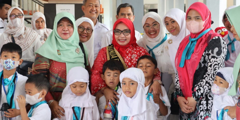 Wiwiek Hargono beserta peserta manasik haji dari PAUD se-Kota Bekasi/Dok Pemkot Bekasi