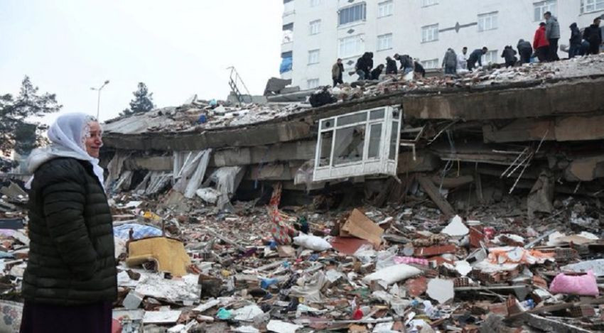 Seorang ibu menatap pilu ke arah reruntuhan bangunan yang roboh akibat gempa di Turki bermagnitudo 7,4/Net 