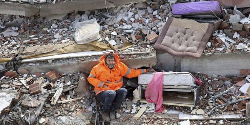 Seorang ayah memegang tangan putrinya yang tewas usai terjebak di reruntuhan bangunan yang roboh akibat gempa Turki/Net
