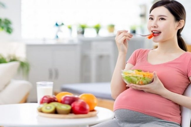 Ilustrasi ibu hamil makan sayuran mentah/Net