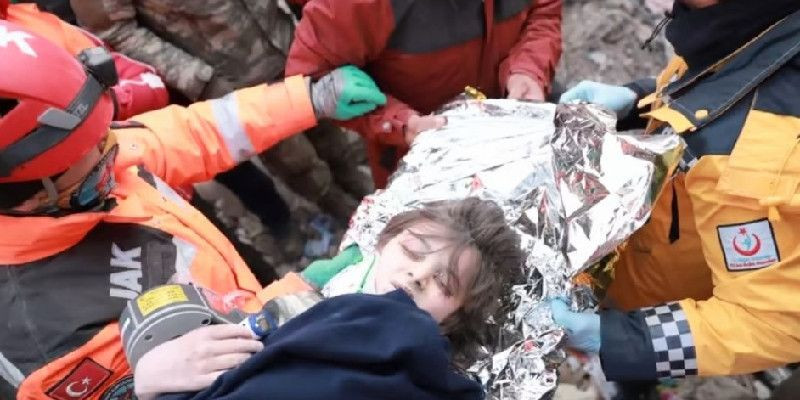 Seorang anak bernama Poyraz diselamatkan dari reruntuhan di Kahramanmaras, Turki (10/2/23)/ Reuters