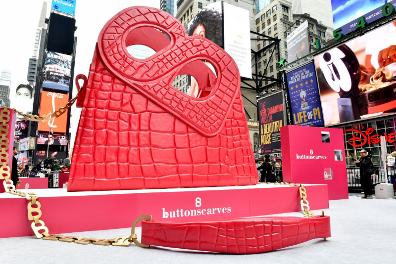 Hold Me Bag Buttonscarves di Times Square New York, Amerika Serikat/Net