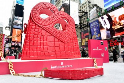 <i>Hold Me Bag</i> Buttonscarves di Times Square New York Curi Perhatian