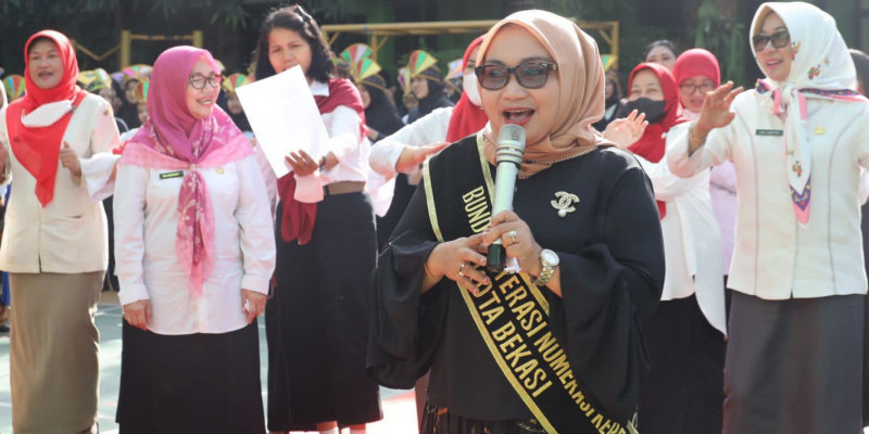 Bunda Literasi Wiwiek Hargono Tri Adhianto saat memberi pengarahan di SMP wilayah Rawalumbu, Kota Bekasi/Dok Pemkot Bekasi