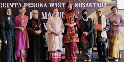 Pencinta Pesona Wastra Nusantara Perkenalkan Produk Wastra Indonesia Lewat Fashion Show