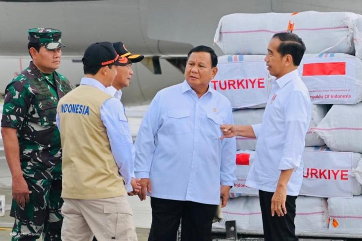 Presiden Joko Widodo melepas bantuan kemanusiaan tahap tiga untuk Turkiye dan Suriah, di Lanud Halim Perdanakusumah, Jakarta, Selasa (21/2)/Dok Setpres