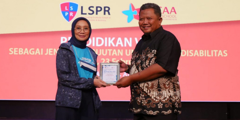 Direktur LSBA Dr Chrisdina Wempi, MSi memberikan plakat kepada dosen UNJ Dr M Arif Taboer, MPd sebagai bentuk apresiasi atas kepeduliannya terhadap pendidikan siswa disabilitas/Dok LSPR 