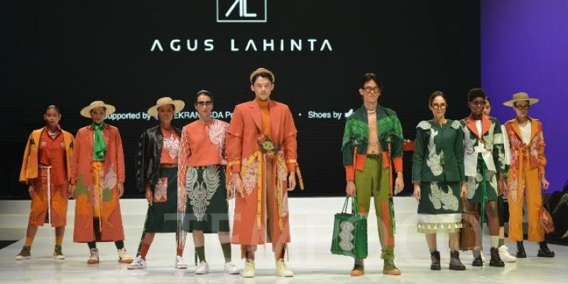 Karya Agus Lahinta yang menggunakan sulam Karawo Gorontalo, menjadi pembuka fashion show di ajang Indonesia Fashion Week (IFW) 2023, JCC, Jakarta, Rabu (22/2)/Farah.id