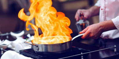 Teknik Flambe, Memasak dengan Kobaran Api. Halalkah yang Demikian?