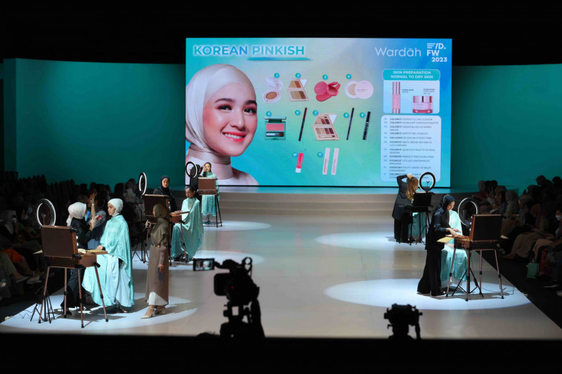 Wardah perkenalkan tren make up look 2023 di ajang Indonesia Fashion Week 2023, Sabtu (25/2), di Jakarta Convention Center (JCC)/Dok Wardah