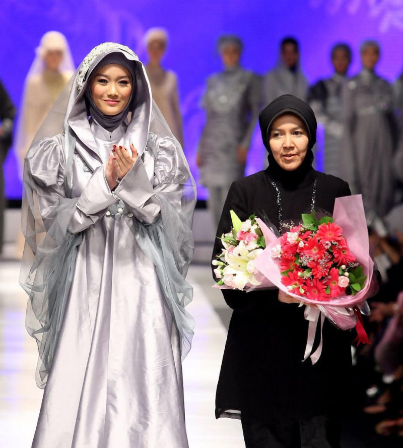 Anne Rufaidah bersama salah satu koleksinya, saat tampil di Jakarta Fashion Week 2009, Pacific Place Jakarta, 16 November 2009/Net