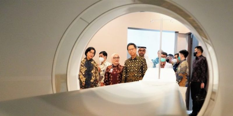 Menkes Budi Gunadi Sadikin beserta Menkeu Sri Mulyani Indrawati menengok fasilitas kesehatan di Gedung Kanigara RSCM, yang baru saja diresmikan, Jumat (3/3)/Net