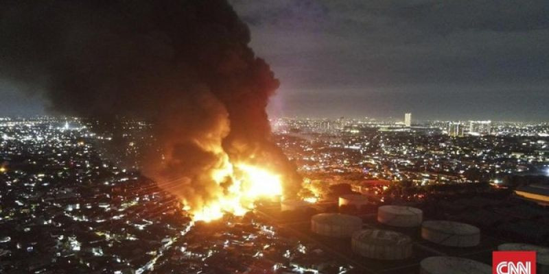 Suasana kebakaran di Depo Pertamina Plumpang, Jakarta Utara, Jumat (3/3)/CNN