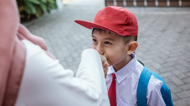 Ilustrasi anak berpamitan untuk berangkat ke sekolah/Net