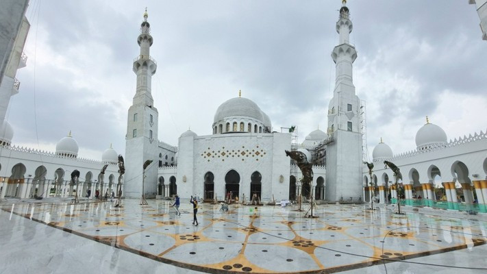 Masjid Syeikh Zayed Solo yang dibangun dengan menghabiskan anggaran sekitar 278 miliar rupiah