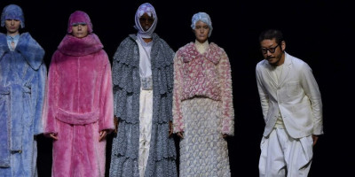 Hebohkan Paris Fashion Week, Baju Karya Desainer Ini Bisa Berubah Warna Jika Terkena Sinar Matahari