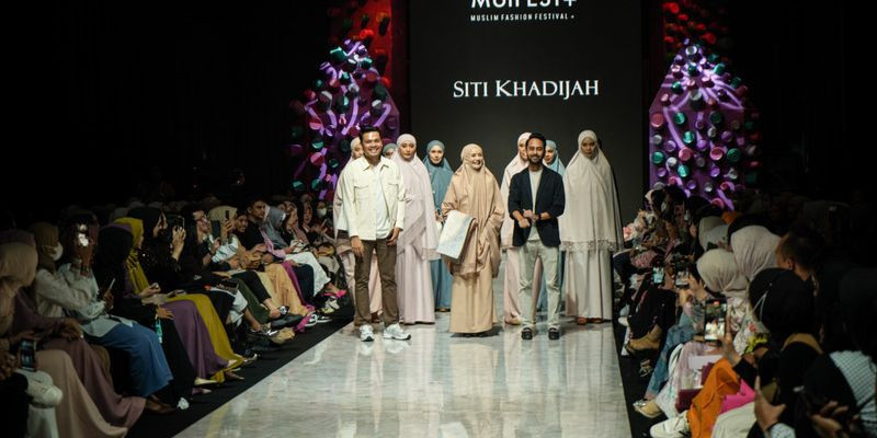Koleksi mukena Siti Khadijah melenggang di panggung MUFFEST+ 2023, di The Westin Jakarta, Rabu (8/3)/Dok Siti Khadijah