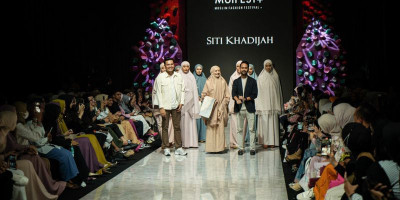 Tampil Perdana di MUFFEST+ 2023, Siti Khadijah Hadirkan Opick Iringi Keindahan 9 Koleksi Mukena Simpel, Elegan, dan Berkelas