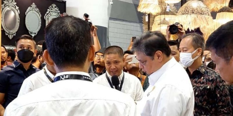 Menteri Koordinator (Menko) Bidang Perekonomian Airlangga Hartarto mengunjungi beberapa stand yang ikut serta dalam event IFEX 2023 di JIExpo Kemayoran Jakarta, Kamis (9/3)/IFEX