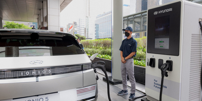 Hyundai ultra fast charging station kini hadir di drop-off lobi Thamrin Plaza Indonesia dan sudah bisa dinikmati sejak Kamis (9/3)/PI