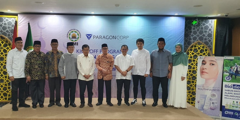Ketua Umum DMI Jusuf Kalla bersama Paragon Corp dan Brand Ambassador Wardah Dewi Sandra, saat menghadiri peluncuran program 