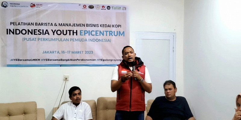 Ketua Indonesia Youth Epicentrum Ilham saat membuka pelatihan barista/Farah.id