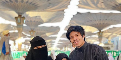 Gemasnya Ameena Berhijab Hitam di Masjid Nabawi, Atta Ungkapkan Arti Mulia Nama Putrinya