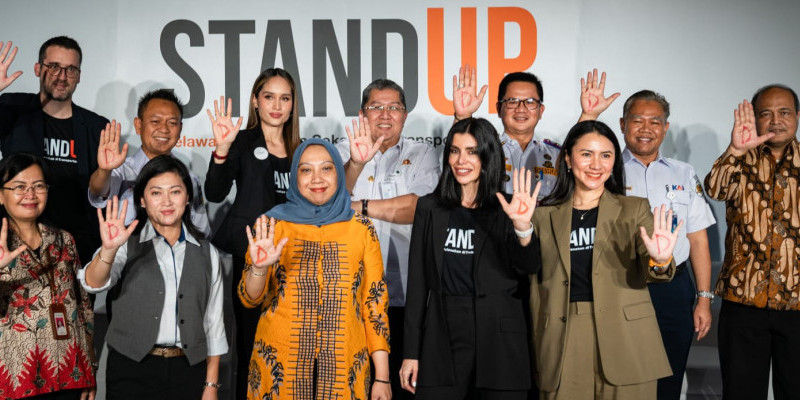 Cinta Laurah Kiehl bersama Stand Up Advocate serta perwakilan  PT JakLingko Indonesia, PT KAI (Persero), PT Kereta Commuter Indonesia (KCI), PT LRT Jakarta, PT MRT Jakarta & PT Transjakarta/Farah.id