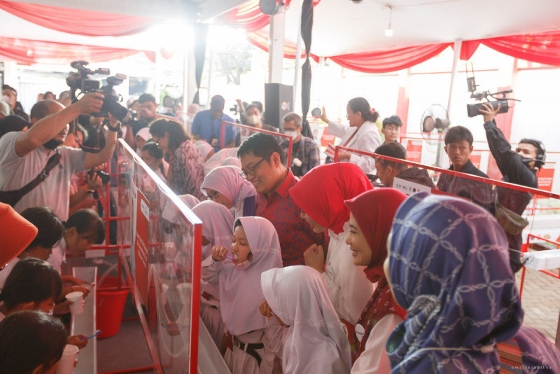 Sejumlah siswa SD mengikuti peringatan Hari Kesehatan Gigi dan Mulut Sedunia, Senin (20/3) di SDN Karet Tengsin 15 Jakarta/Unilever