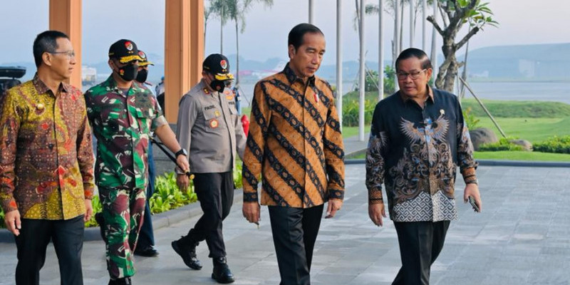 Pramono Anung mendampingi Presiden Jokowi sebelum bertolak ke Singapura (16/3/23)/ BPMI Setpres 