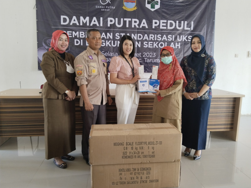 Damai Putra Grup saat memberikan bantuan alat kesehatan kepada UKS di Kecamatan Tarumajaya, Kabupaten Bekasi/Farah.id