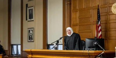 Disumpah di Atas Al-Qur’an, Nadia Kahf Jadi Hakim Berhijab Pertama di Amerika Serikat