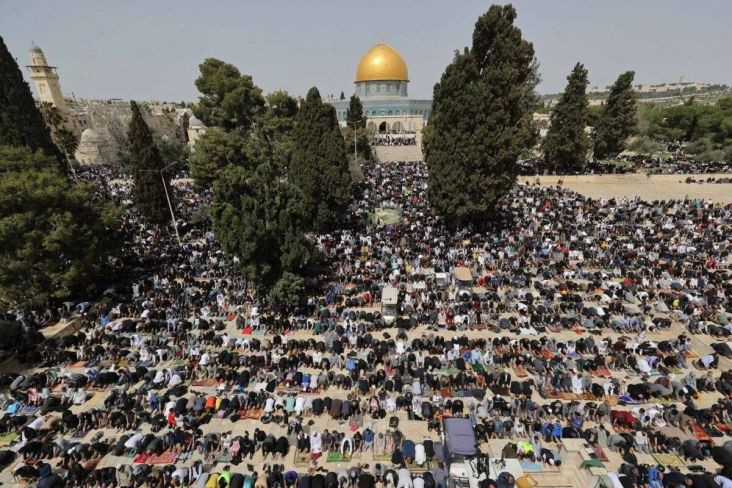 Ratusan ribu umat Muslim melakukan salat Jumat pertama di Ramadan 1444 Hijriah, di kompleks Masjid Al-Aqsa/Net