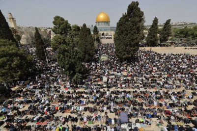 Ramadan Berkah, Ratusan Ribu Warga Palestina Gelar Salat Jumat Perdana di Masjid Al-Aqsa