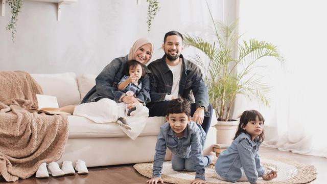 Shireen Sungkar bersama Teuku Wisnu dan ketiga anak mereka/Net