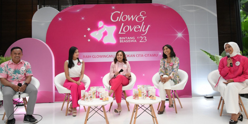Adik Bintang Beasiswa bersama COO Sekolah.mu dan Senior BM Glow & Lovely saat menggelar konferensi pers di Greyhound Cafe, Jakarta Selatan, Selasa (21/3)/G&L