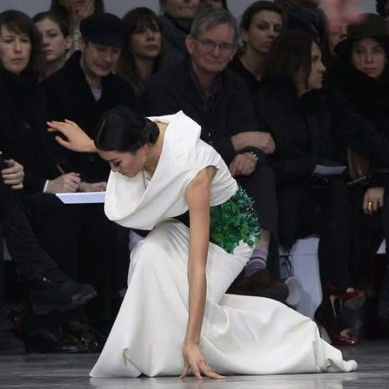 Ilustrasi model jatuh di runway/ Reuters