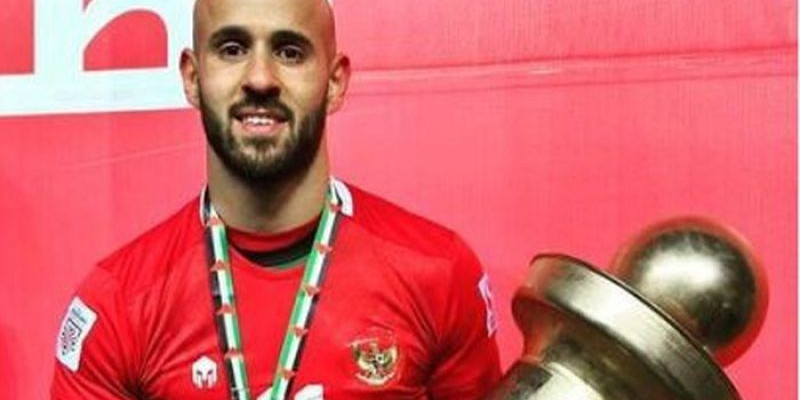 Viral, bintang sepakbola Palestina Mohammaed Rashid angkat tropi sambil kenakan jersey Timnas Indonesia/Net