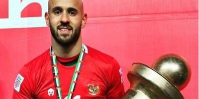  Kenakan Jersey Timnas Indonesia, Bintang Sepakbola Palestina Angkat Tropi 