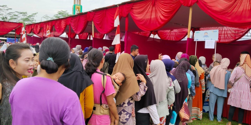Warga antre untuk mendapatkan sembako dalam harga murah di gelaran Operasi Pasar Ramadan yang dilakukan Pemkot Bekasi/Net