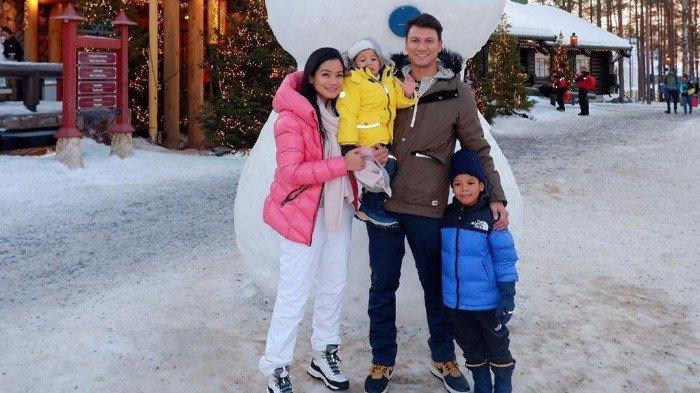 Pasangan selebriti Titi Kamal, Christian Sugiono, dan kedua anak mereka saat sedang berlibur ke Finlandia/Net