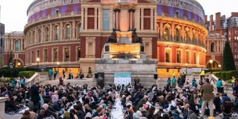500 Muslim berbuka puasa bersama di depan Royal Albert Hall, London (April 2022)/ PA