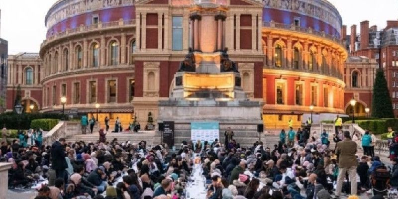 500 Muslim berbuka puasa bersama di depan Royal Albert Hall, London (April 2022)/ PA