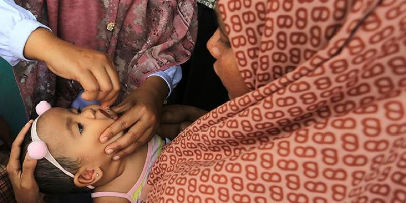 Seorang balita mendapatkan tetesan vaksinasi polio/Net