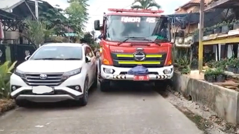 Sebuah kendaraan yang parkir sembarangan menghalangi laju damkar/Net