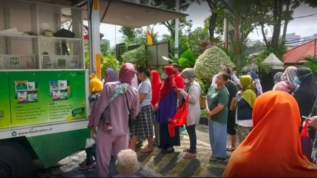 Warga antre di program pasar murah Food Station di Kelurahan Palmerah, Jakarta Barat, 4 Januari 2023/Dok Food Station